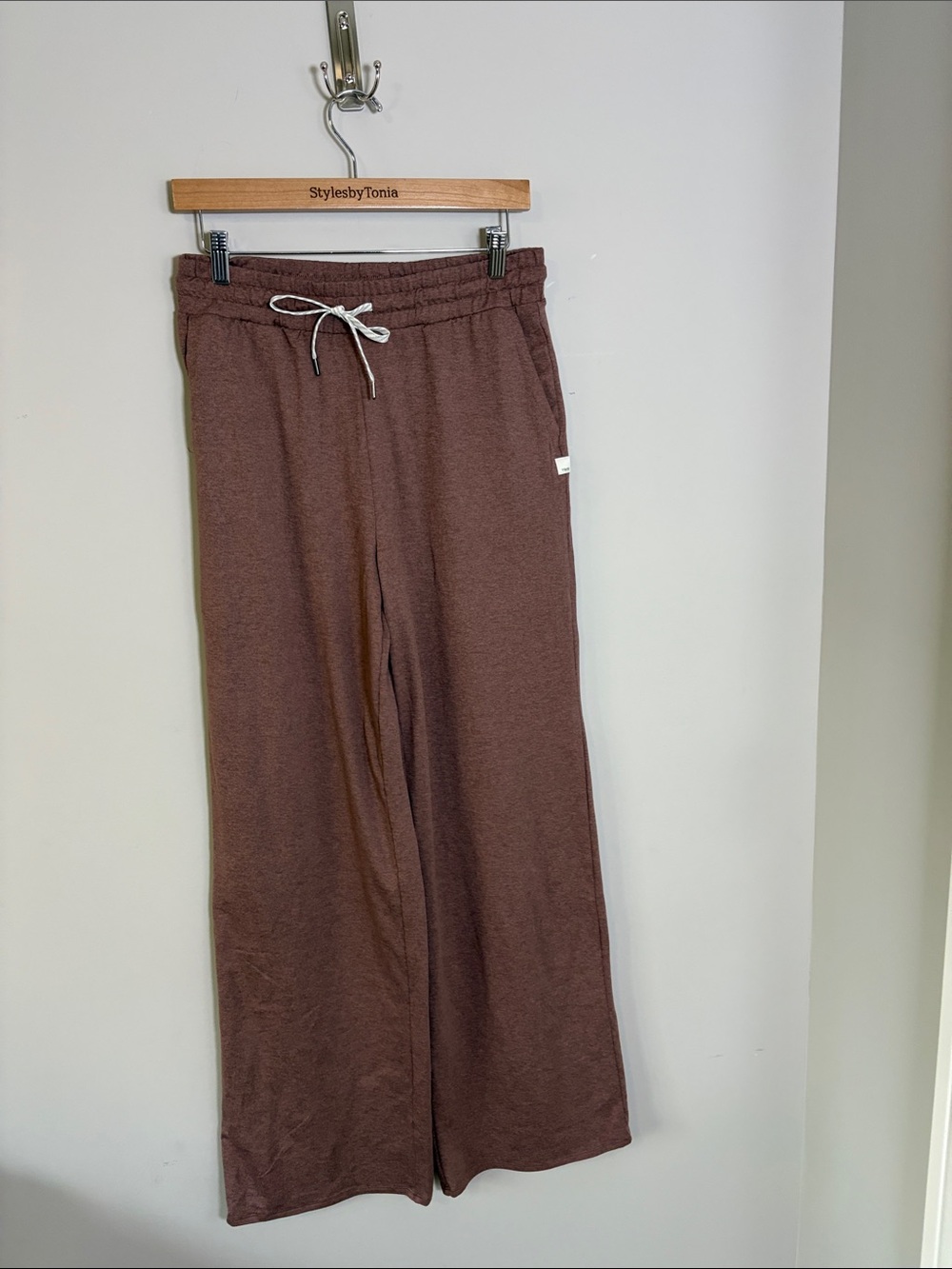 Vuori Halo Essential Wideleg Pant Sable Heather Womens Pockets DreamKnit M NEW - Picture 4 of 13